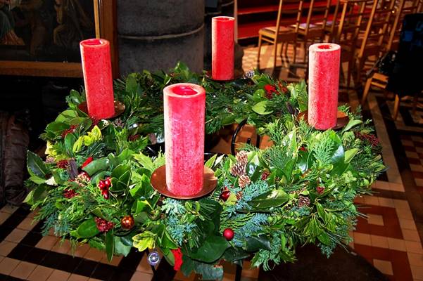 De verwachting van Kerstmis wordt zichtbaar met een adventskrans in onze kerk en woonkamer.  Parochie Lissewege