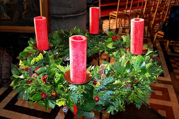 De verwachting van Kerstmis wordt zichtbaar met een adventskrans in onze kerk en woonkamer.  Parochie Lissewege